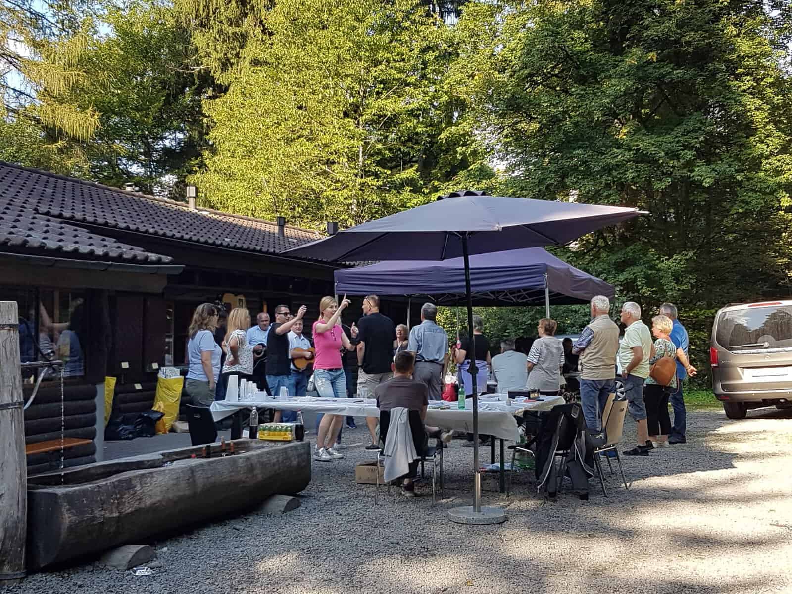 Traditioneller Ausflug zur Waldhütte in Neuenhof