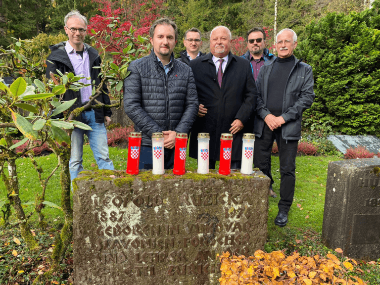 Hrvatski znanstvenici i konzul zapalili svijeće nobelovcu Ružički