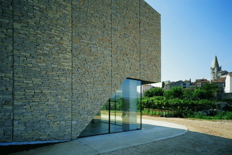 Uklesano u kamen - spomenik