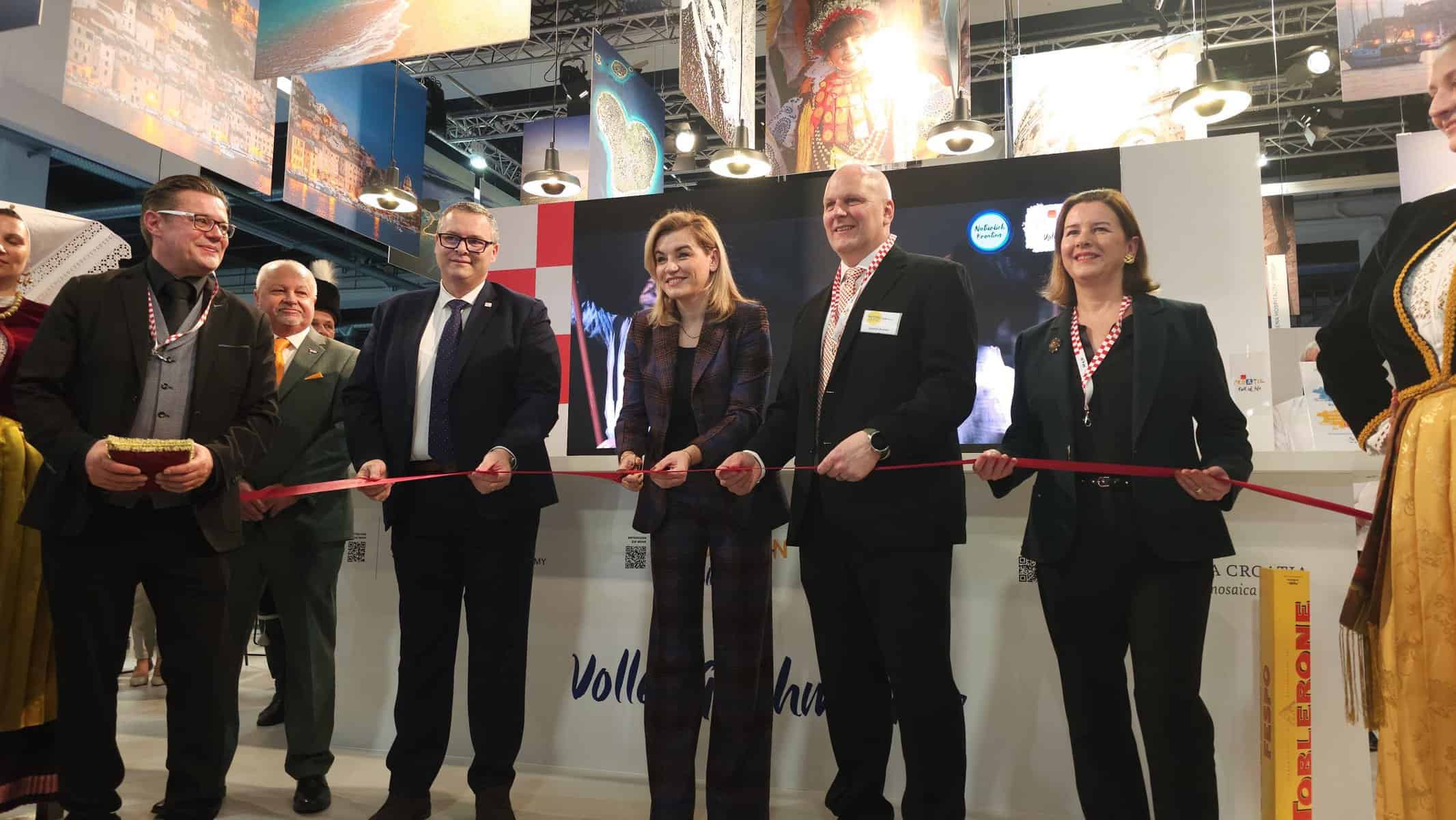 Ministrica Nikolina Brnjac i direktor FESPO Stephan Amstad otvaraju FESPO 2024