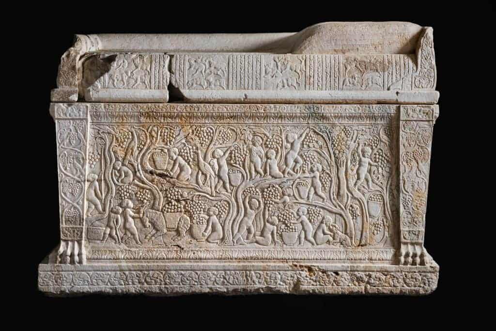 Luksuzni sarkofag s prikazom erota u berbi, 3. st. / Izvor: Arheološki muzej, Split