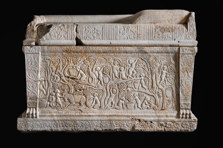 Luksuzni sarkofag s prikazom erota u berbi, 3. st. / Izvor: Arheološki muzej, Split