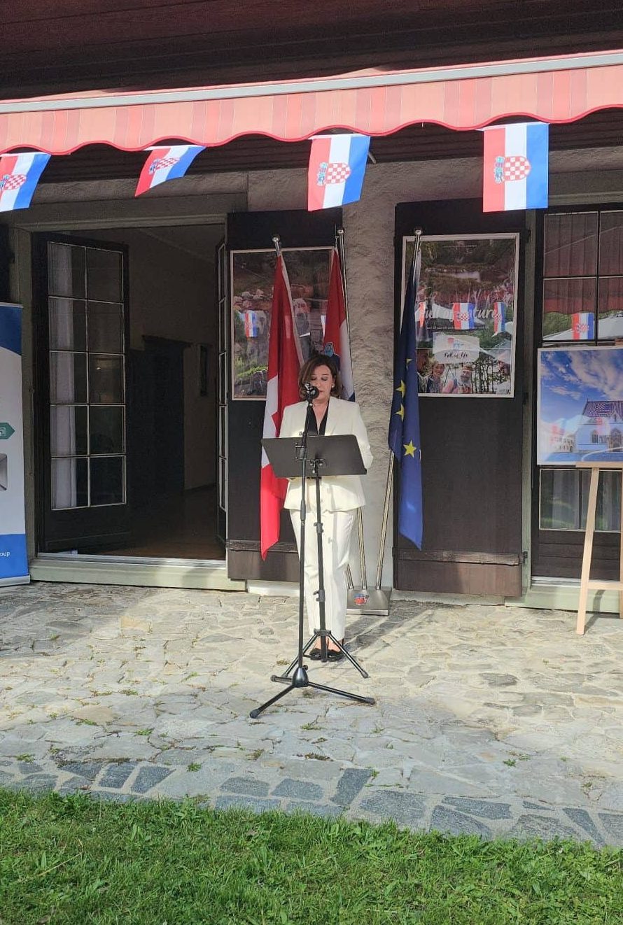 Veleposlanica Republike Hrvatske u Švicarskoj Konfederaciji i Kneževini Lihtenštajn, Andrea Bekić