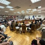 Mladi Hrvati iz dijaspore razgovaraju i smiju se, jačajući veze i stvarajući prijateljstva tijekom Ljetne škole Domovina.