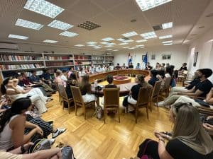 Mladi Hrvati iz dijaspore razgovaraju i smiju se, jačajući veze i stvarajući prijateljstva tijekom Ljetne škole Domovina.