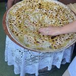 Mladi Hrvati iz dijaspore razgovaraju i smiju se, jačajući veze i stvarajući prijateljstva tijekom Ljetne škole Domovina.