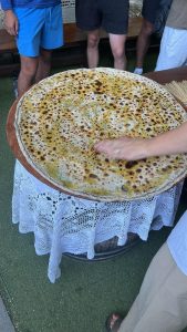 Mladi Hrvati iz dijaspore razgovaraju i smiju se, jačajući veze i stvarajući prijateljstva tijekom Ljetne škole Domovina.