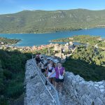 Mladi Hrvati iz dijaspore razgovaraju i smiju se, jačajući veze i stvarajući prijateljstva tijekom Ljetne škole Domovina.