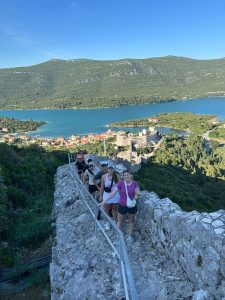 Mladi Hrvati iz dijaspore razgovaraju i smiju se, jačajući veze i stvarajući prijateljstva tijekom Ljetne škole Domovina.