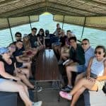 Mladi Hrvati iz dijaspore razgovaraju i smiju se, jačajući veze i stvarajući prijateljstva tijekom Ljetne škole Domovina.