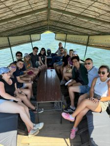 Mladi Hrvati iz dijaspore razgovaraju i smiju se, jačajući veze i stvarajući prijateljstva tijekom Ljetne škole Domovina.