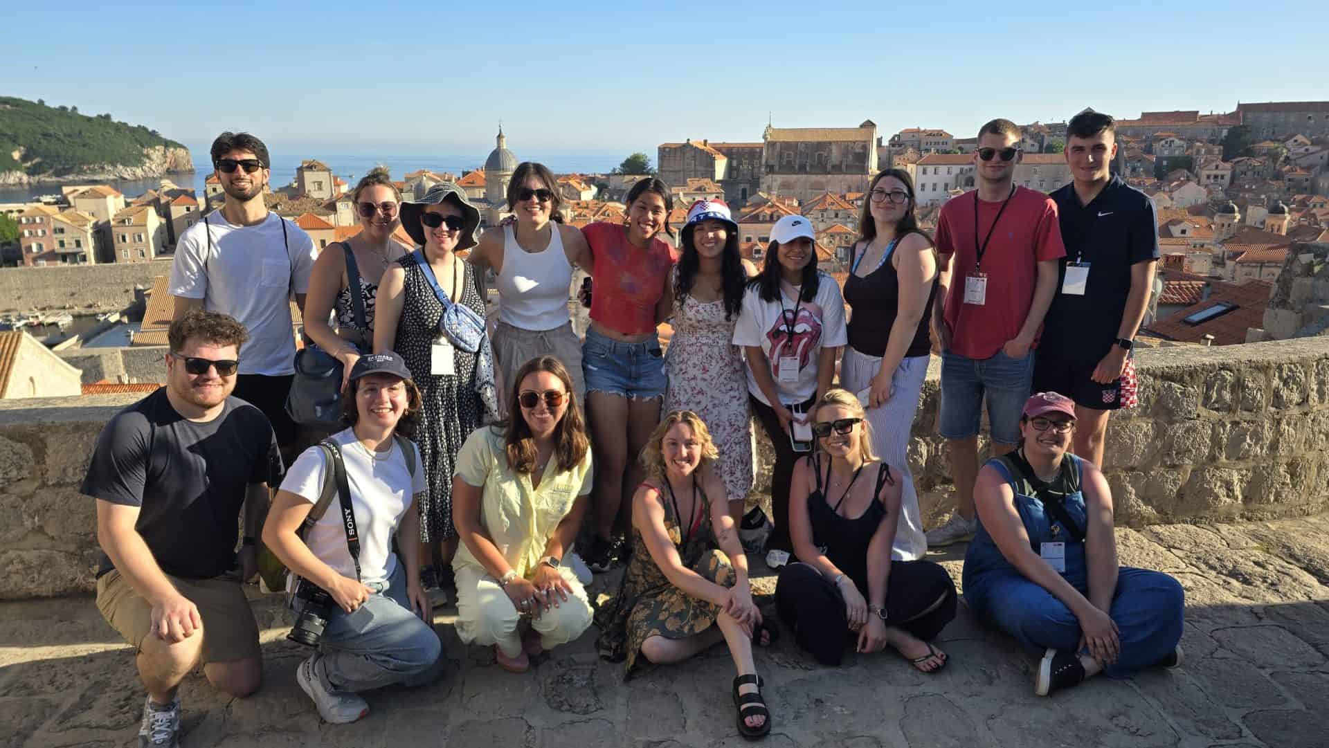 Mladi Hrvati iz dijaspore razgovaraju i smiju se, jačajući veze i stvarajući prijateljstva tijekom Ljetne škole Domovina.