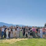 Mladi Hrvati iz dijaspore razgovaraju i smiju se, jačajući veze i stvarajući prijateljstva tijekom Ljetne škole Domovina.