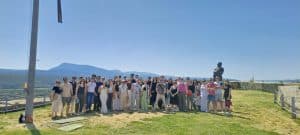 Mladi Hrvati iz dijaspore razgovaraju i smiju se, jačajući veze i stvarajući prijateljstva tijekom Ljetne škole Domovina.