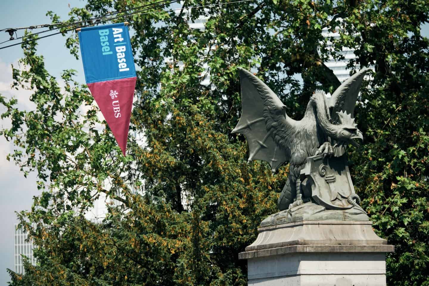 Vanjska reklama za Art Basel u Baselu, prikazuje datum održavanja i lokaciju. Izvor: Courtesy Art Basel.