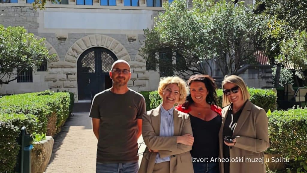 Izvor: Arheološki muzej u Splitu / Povjesničarka Bettany Hughes i njezin tim snimaju "Blaga svijeta" s kustosima ispred Arheološkog muzeja u Splitu.