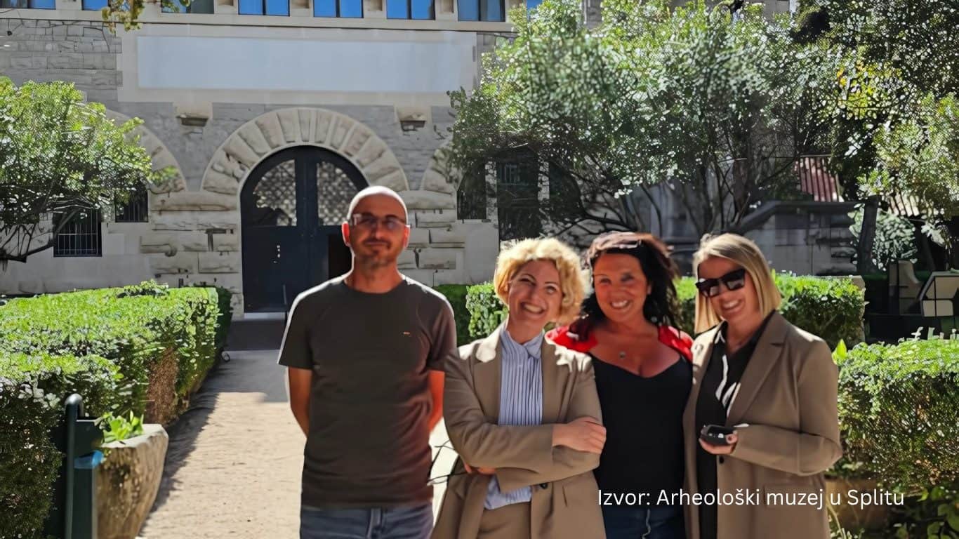Izvor: Arheološki muzej u Splitu / Povjesničarka Bettany Hughes i njezin tim snimaju "Blaga svijeta" s kustosima ispred Arheološkog muzeja u Splitu.