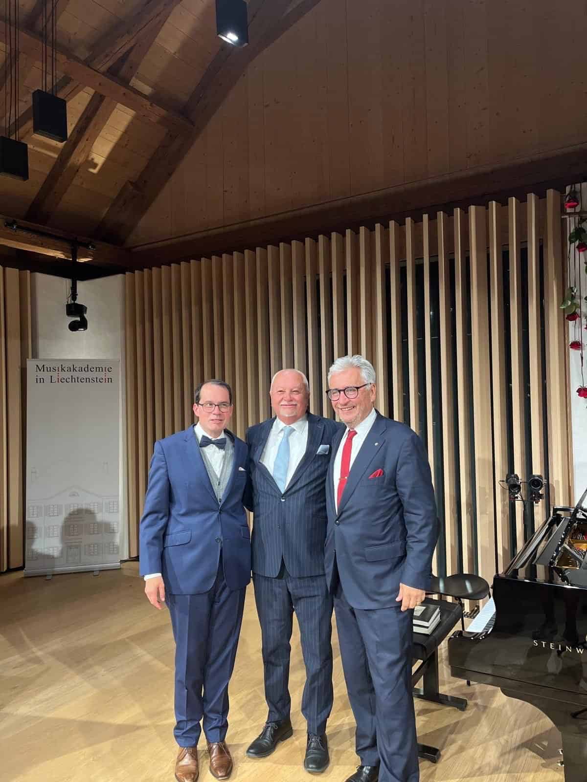 Generalni konzul Slobodan Mikac, dosadašnji ravnatelj Glazbene akademije Dražen Domjanić i novi ravnatelj Beat Fehlmann poziraju zajedno na svečanom oproštaju u Nendelnu, Lihtenštajn