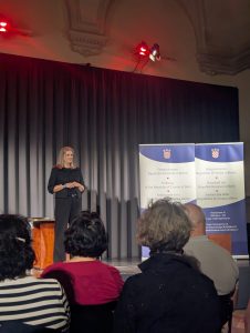 Na fotografiji su Miro Gavran, glumci Mladena Gavran (u ulozi Majke) i Vedran Komerički (u ulozi Sina) tijekom jedne od scena. Prikazan je trenutak iz njihovog razgovora uz kavu, koji je središnja točka radnje predstave.