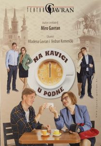 Na fotografiji su Miro Gavran, glumci Mladena Gavran (u ulozi Majke) i Vedran Komerički (u ulozi Sina) tijekom jedne od scena. Prikazan je trenutak iz njihovog razgovora uz kavu, koji je središnja točka radnje predstave.