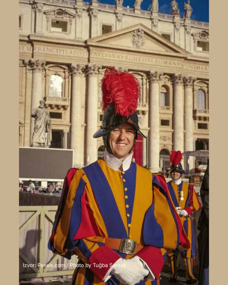 Pripadnik Papinske švicarske garde u tradicionalnoj uniformi ispred Bazilike svetog Petra u Vatikanu