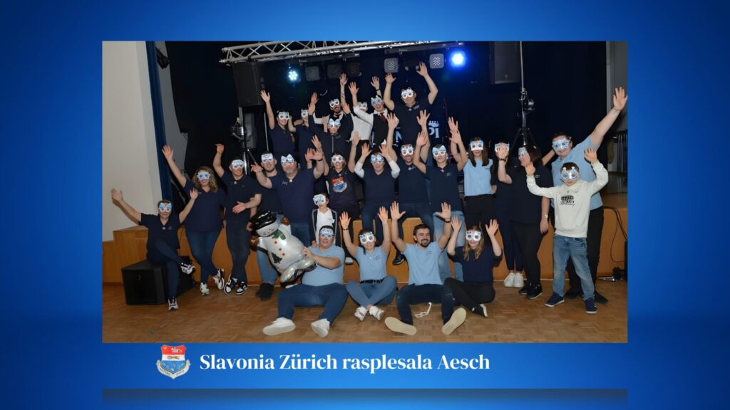 Članovi udruge Slavonia Zürich podignutih ruku slave zajedništvo na Zimskoj zabavi u Aeschu uz band Mangupi.