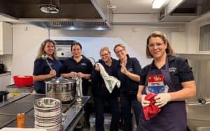 Članovi i gosti uživaju u glazbi banda Mangupi i slavonskim specijalitetima na zabavi udruge Slavonia Zürich