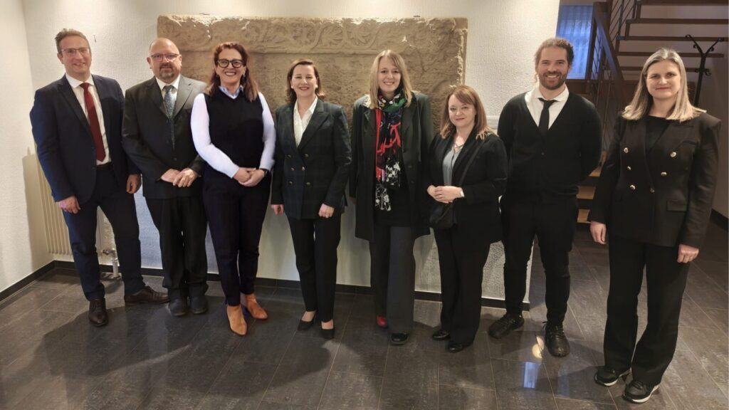 Delegacija Hrvatskog kulturnog kluba u Švicarskoj s veleposlanicom dr. sc. Andreom Bekić ispred replike Baščanske ploče u Veleposlanstvu RH u Bernu.