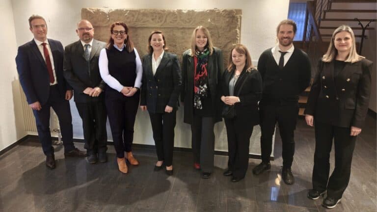 Delegacija Hrvatskog kulturnog kluba u Švicarskoj s veleposlanicom dr. sc. Andreom Bekić ispred replike Baščanske ploče u Veleposlanstvu RH u Bernu.