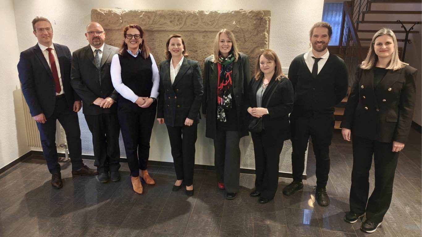 Delegacija Hrvatskog kulturnog kluba u Švicarskoj s veleposlanicom dr. sc. Andreom Bekić ispred replike Baščanske ploče u Veleposlanstvu RH u Bernu.