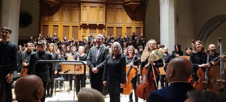 Skupni portret izvođača u crkvi sv. Johanna: Dirigentica Dada Ruža, dirigent Ulrich Waldvogel Herzig, Zbor Glazbene škole u Varaždinu, Komorni zbor Kantonsschule Schaffhausen i ansambl Rhenus Consort nakon izvedbe The Armed Man u Schaffhausenu.