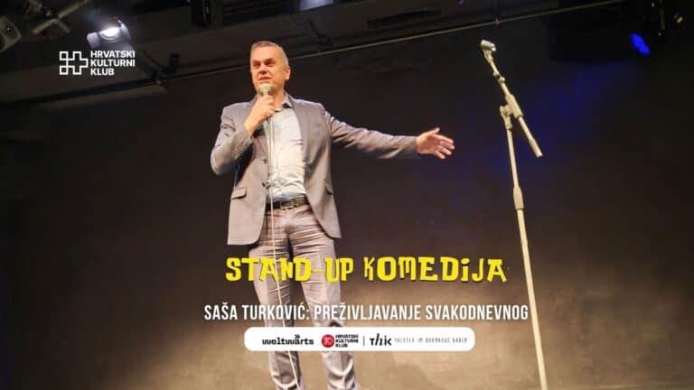 Saša Turković na stand-up nastupu Preživljavanje svakodnevice u kazalištu ThiK Baden, organizacija Hrvatski kulturni klub.
