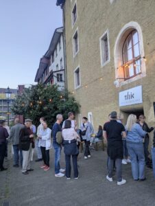 Smijeh na hrvatskom pokorio Baden: Saša Turković objasnio što je "Domovinsko vođenje ljubavi“ - okupljanje_publike_b...