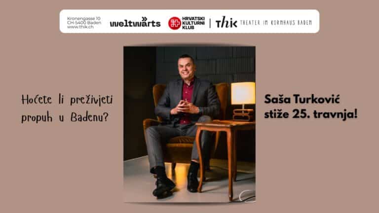 Komičar Saša Turković u sivom odijelu sjedi u žutom baršunastom naslonjaču, najavljujući stand-up u Badenu za Croatis.ch. Foto: Marko Lopac