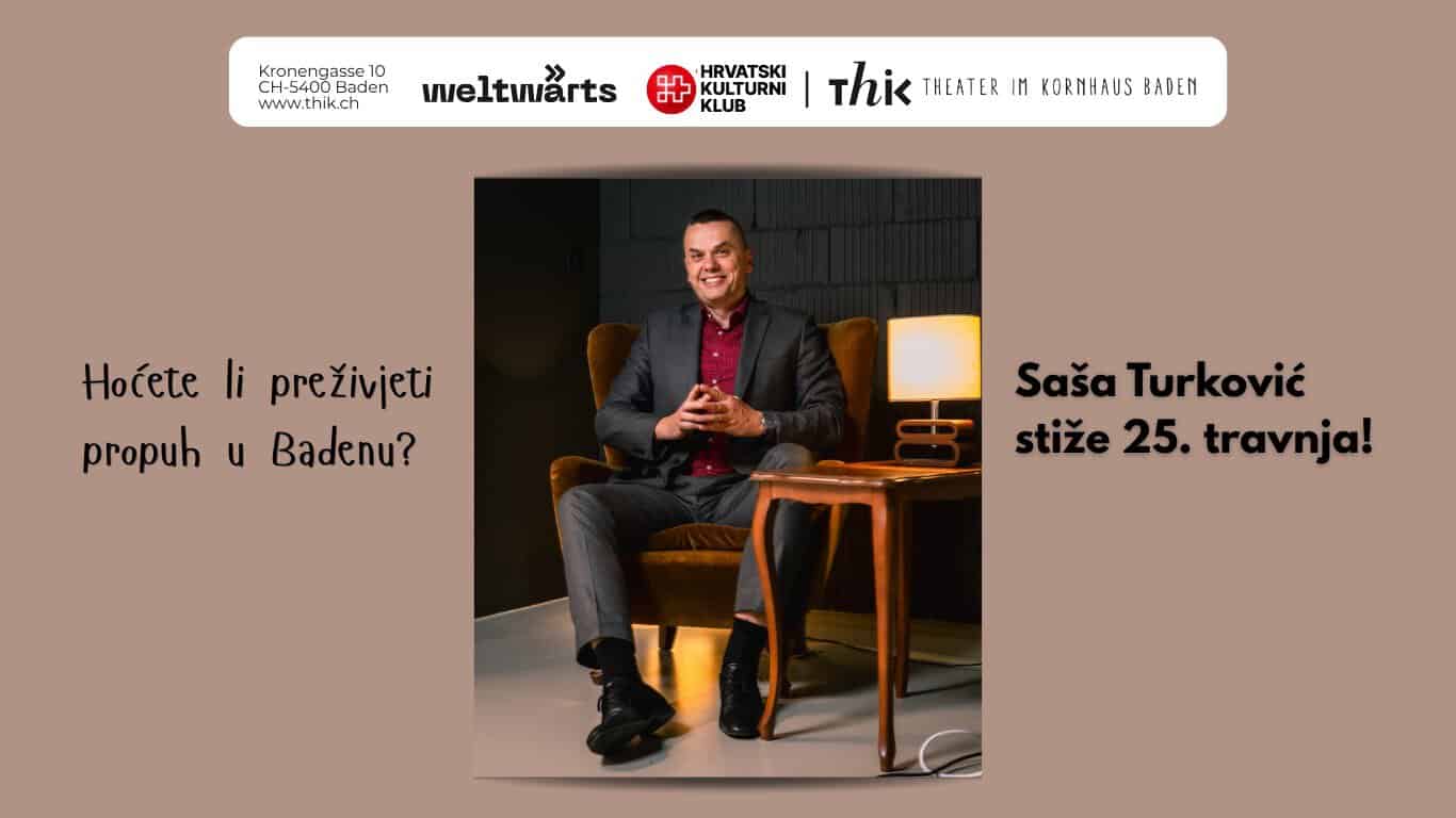 Komičar Saša Turković u sivom odijelu sjedi u žutom baršunastom naslonjaču, najavljujući stand-up u Badenu za Croatis.ch. Foto: Marko Lopac