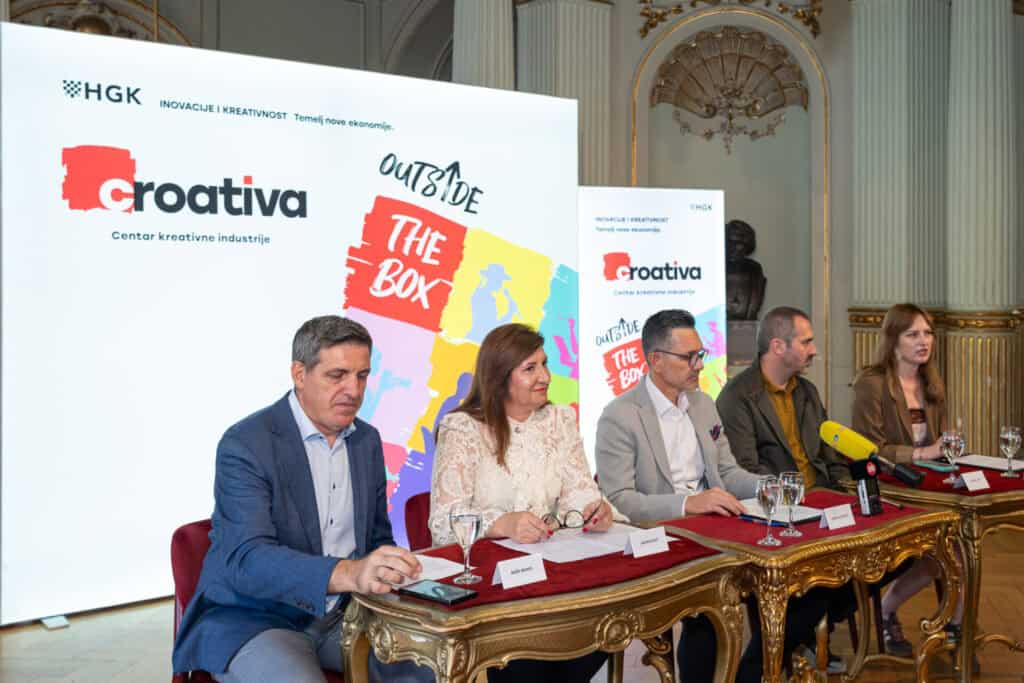 Sudionici predstavljanja inicijative CROATIVA HGK sjede za stolom s natpisima imena u HNK Zagreb, ispred zida s logotipom