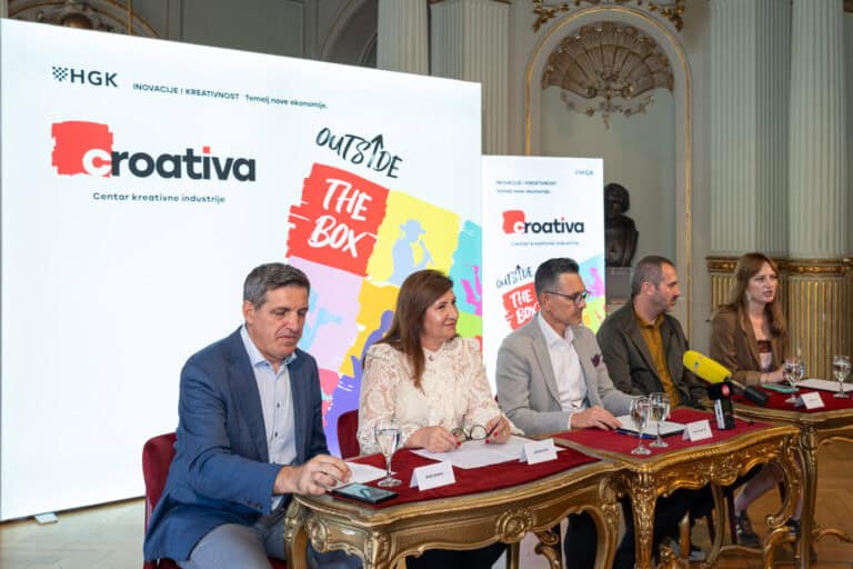 Sudionici predstavljanja inicijative CROATIVA HGK sjede za stolom s natpisima imena u HNK Zagreb, ispred zida s logotipom