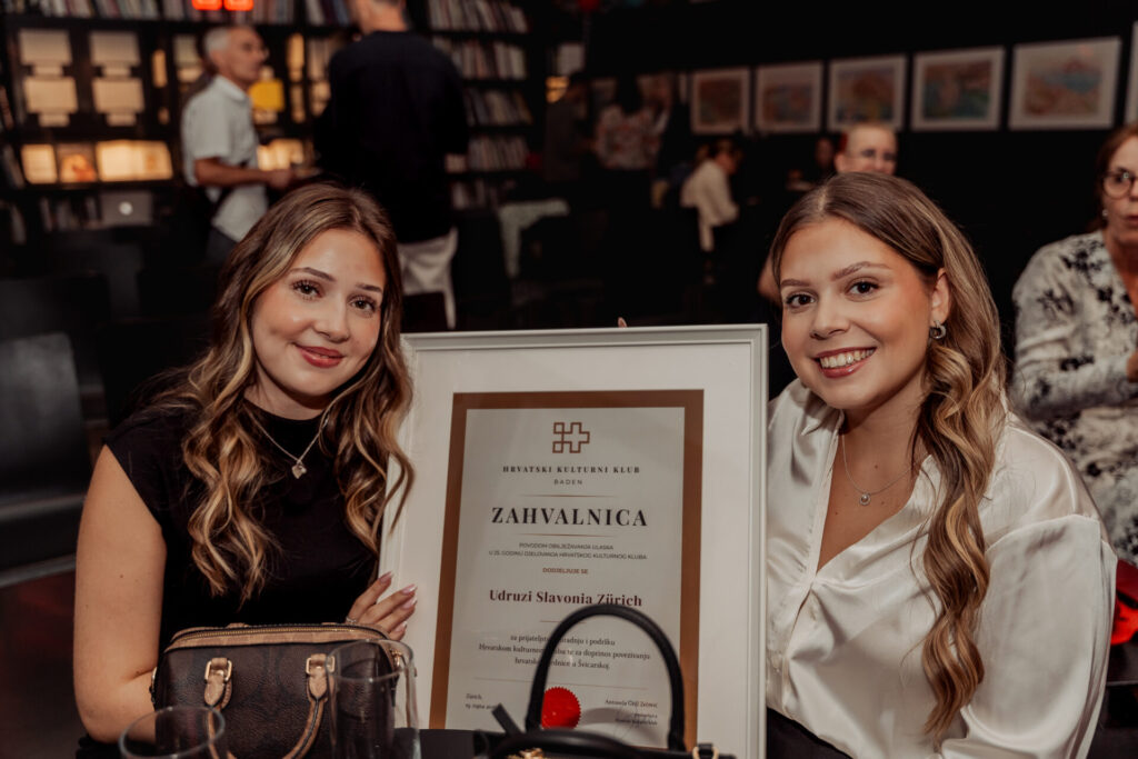 HKK25 u fotografijama: ljudi, susreti i trenuci jedne posebne večeri - HKK25 - Laura i Valeria Vukić(1)