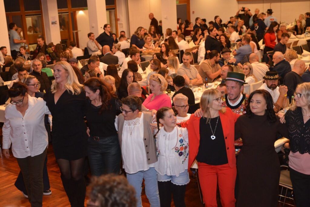 Dobro raspoloženje i druženje gostiju na 13. Slavonskoj večeri